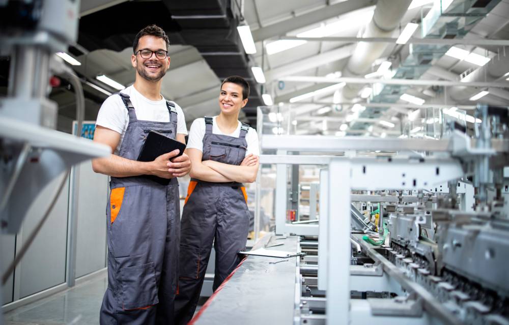 Zwei TechnikerInnen in der Werkshalle