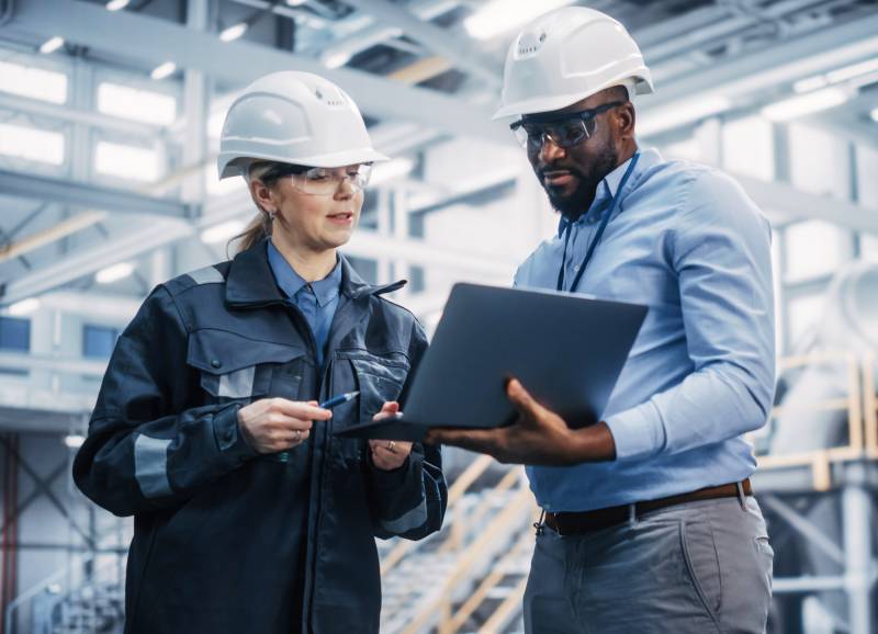 Industriemeisterin im Betrieb