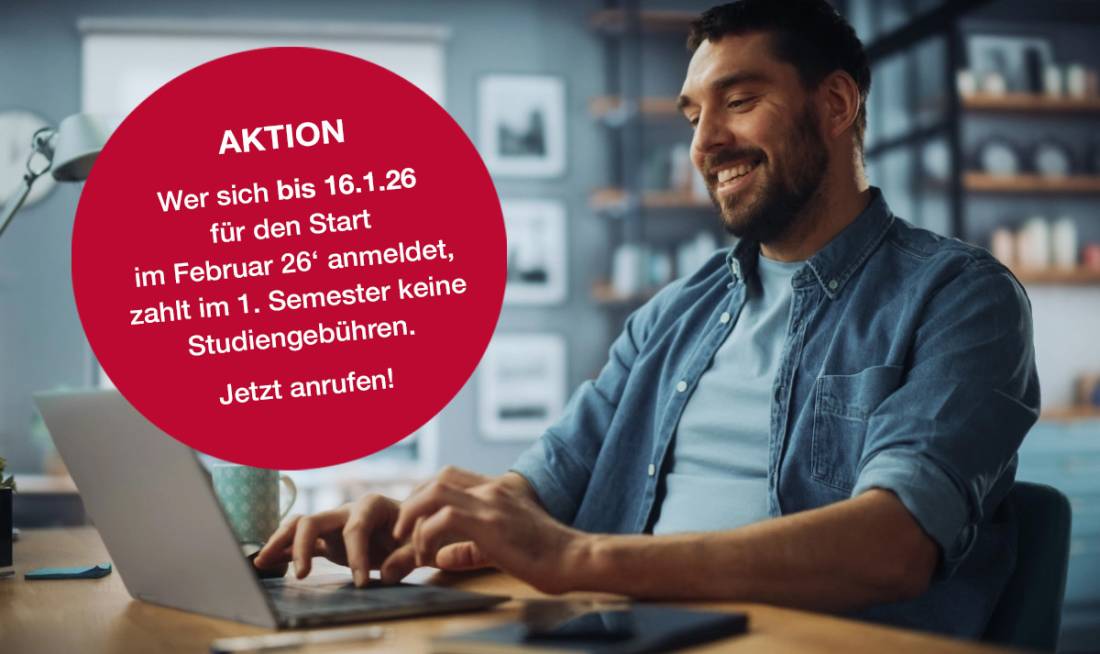 Mann arbeitet im Homeoffice am Notebook