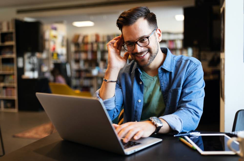 Teilnehmer lernt mit Notebook