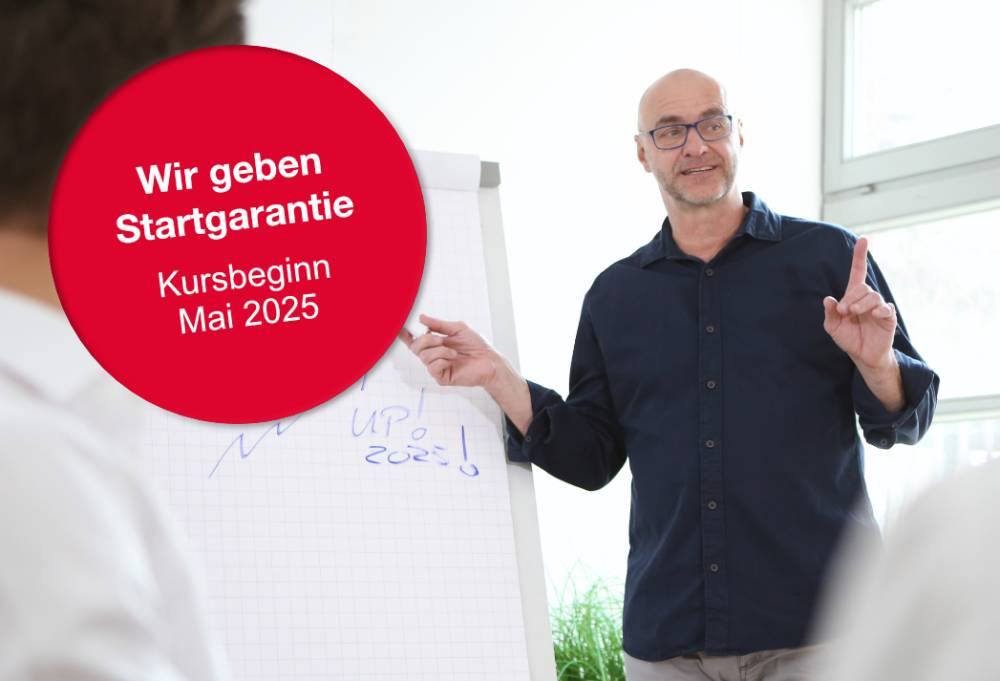 Dozent erklärt im Lehrgang an Flipchart