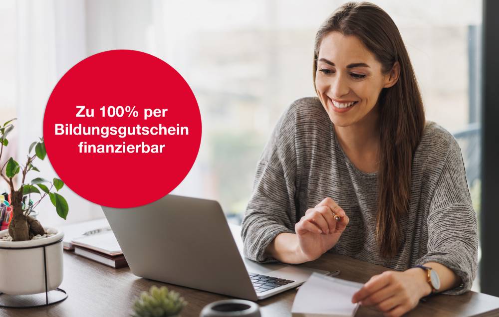 Frau arbeitet gut gelaunt im Homeoffice