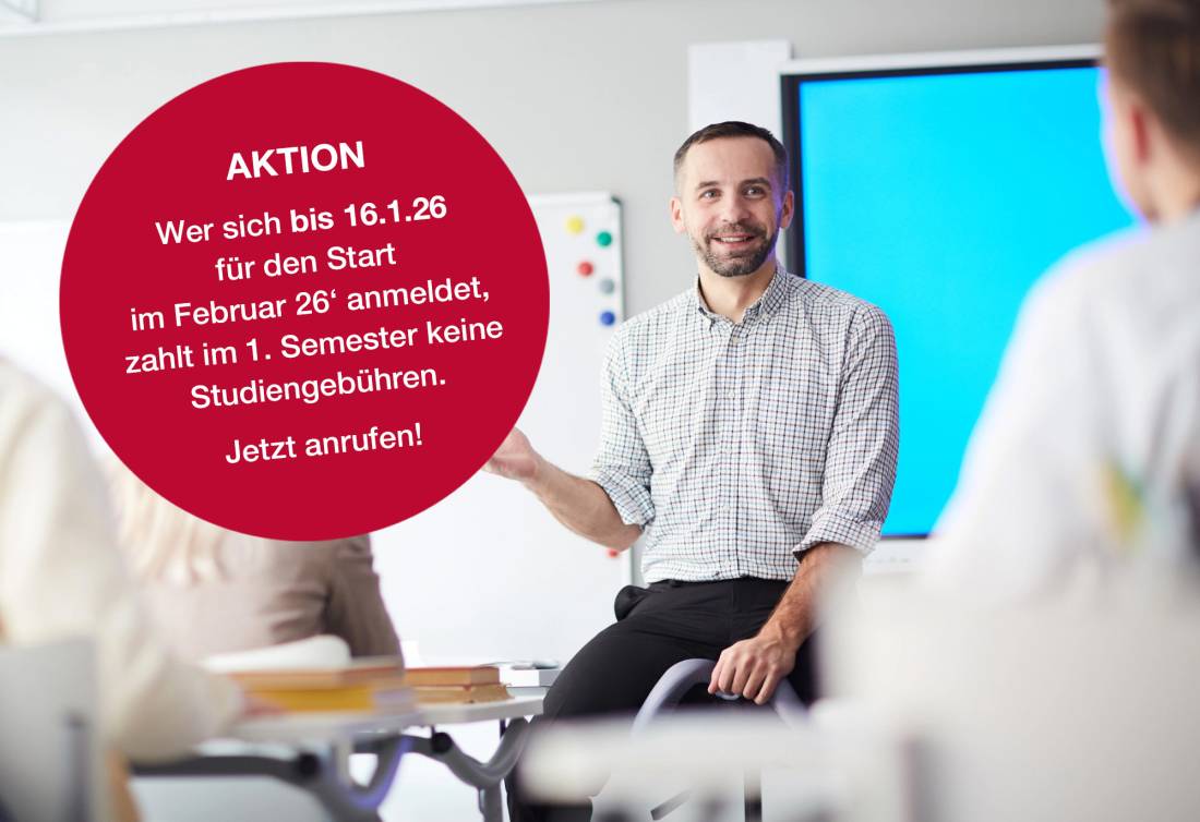 Dozent erklärt im Unterricht