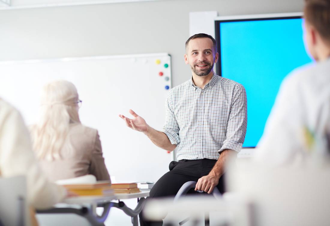 Dozent erklärt im Unterricht