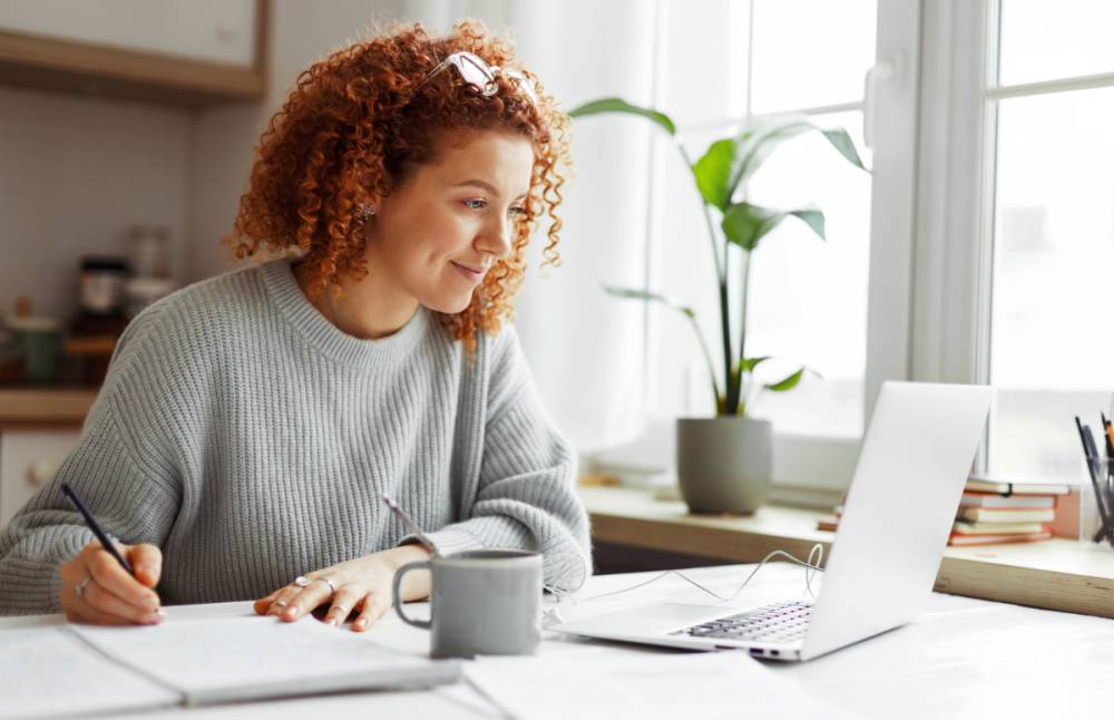 Frau arbeitet gut gelaunt im Homeoffice